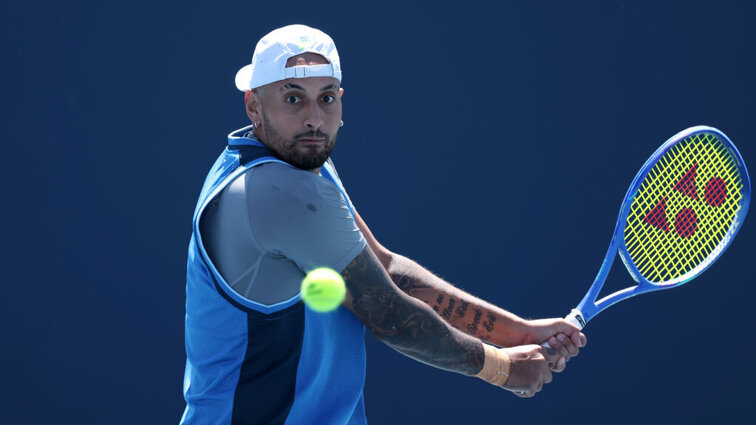 Nick Kyrgios schlägt kurz vor den Australian Open bei einem Vorbereitungsevent auf. Nick Kyrgios schlägt kurz vor den Australian Open bei einem Vorbereitungsevent auf.