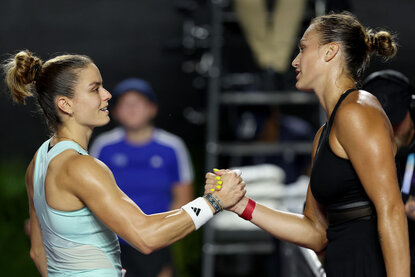 Maria Sakkari (l.) und Aryna Sabalenka schlagen in Berlin auf Maria Sakkari (l.) und Aryna Sabalenka schlagen in Berlin auf