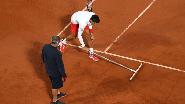 Im Zweifel schreitet Novak Djokovic auch selbst zur Platzarbeit Im Zweifel schreitet Novak Djokovic auch selbst zur Platzarbeit