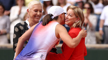 Martina Navratilova, Iga Świątek und Chris Evert bei der Siegerehrung in Roland-Garros