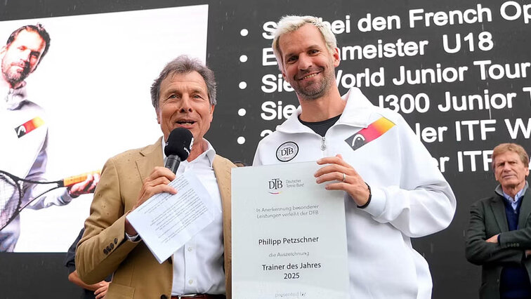 Philipp Petzschner bekam den Award von DTB-Vizepräsident Helmut Schmidbauer überreicht.