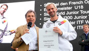 Philipp Petzschner bekam den Award von DTB-Vizepräsident Helmut Schmidbauer überreicht.
