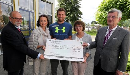 Die soziale Einrichtung „Wertkreis“ in HalleWestfalen erhielt von den Turnier-Verantwortlichen der GERRY WEBER OPEN einen 5.000 Euro-Scheck und bei der Übergabe waren dabei (von links): Michael Buschsieweke (Geschäftsführer Wertkreis), Elke Hardiec