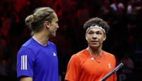 Alexander Zverev und Ben Shelton kämpfen um den ersten Sieg bei den ATP Finals in Turin. Alexander Zverev und Ben Shelton kämpfen um den ersten Sieg bei den ATP Finals in Turin.