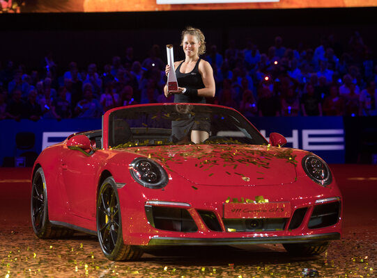Verrückt! Nachdem sie ein Jahr zuvor im Finale unterlegen war, gewinnt Lokalmatadorin Laura Siegemund 2017 in einem dramatischen Endspiel gegen Kristina Mladenovic die 40. Auflage des Porsche Tennis Grand Prix und ein Porsche 911 Carrera GTS Cabriolet. Laura Siegemund