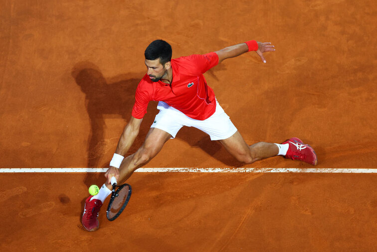 Novak Djokovic wurde am Freitag von einer Flasche getroffen Novak Djokovic wurde am Freitag von einer Flasche getroffen
