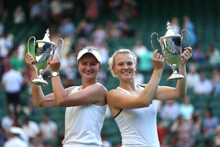 Barbora Krejcikova und Katerina Siniakova freuen sich über ihren zweiten Wimbledon-Titel im Doppel