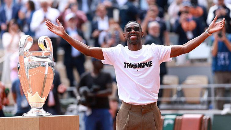 Ousmane Dembele mit dem Champions-League-Pokal am Montag im Stade Roland-Garros Ousmane Dembele mit dem Champions-League-Pokal am Montag im Stade Roland-Garros