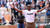 Ousmane Dembele mit dem Champions-League-Pokal am Montag im Stade Roland-Garros