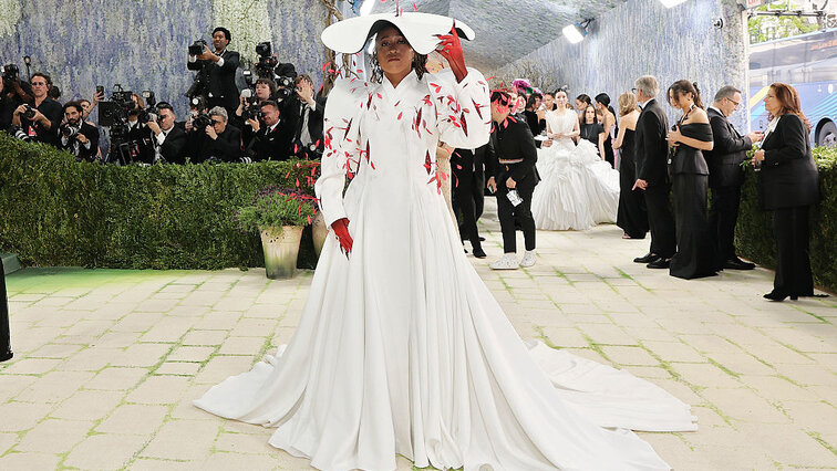 Naomi Osaka hat bei der Met Gala 2026 auch mit ihrem Hut brilliert Naomi Osaka hat bei der Met Gala 2026 auch mit ihrem Hut brilliert