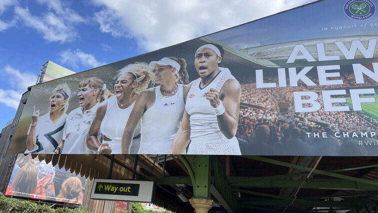 Für die Frau ganz rechts ist das Turnier in Wimbledon schon vorbei Für die Frau ganz rechts ist das Turnier in Wimbledon schon vorbei