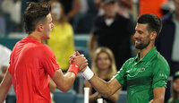 Jakub Mensik und Novak Djokovic nach dem Endspiel in Miami 2025 Jakub Mensik und Novak Djokovic nach dem Endspiel in Miami 2025