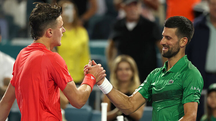 Jakub Mensik und Novak Djokovic nach dem Endspiel in Miami 2025 Jakub Mensik und Novak Djokovic nach dem Endspiel in Miami 2025