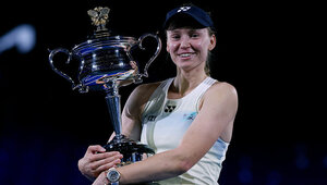 Elena Rybakina mit ihrer zweiten Grand-Slam-Trophäe