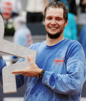 Schweres, aber schönes Gepäck für Alexander Bublik: die Siegertrophäe von Kitzbühel