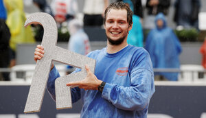 Schweres, aber schönes Gepäck für Alexander Bublik: die Siegertrophäe von Kitzbühel