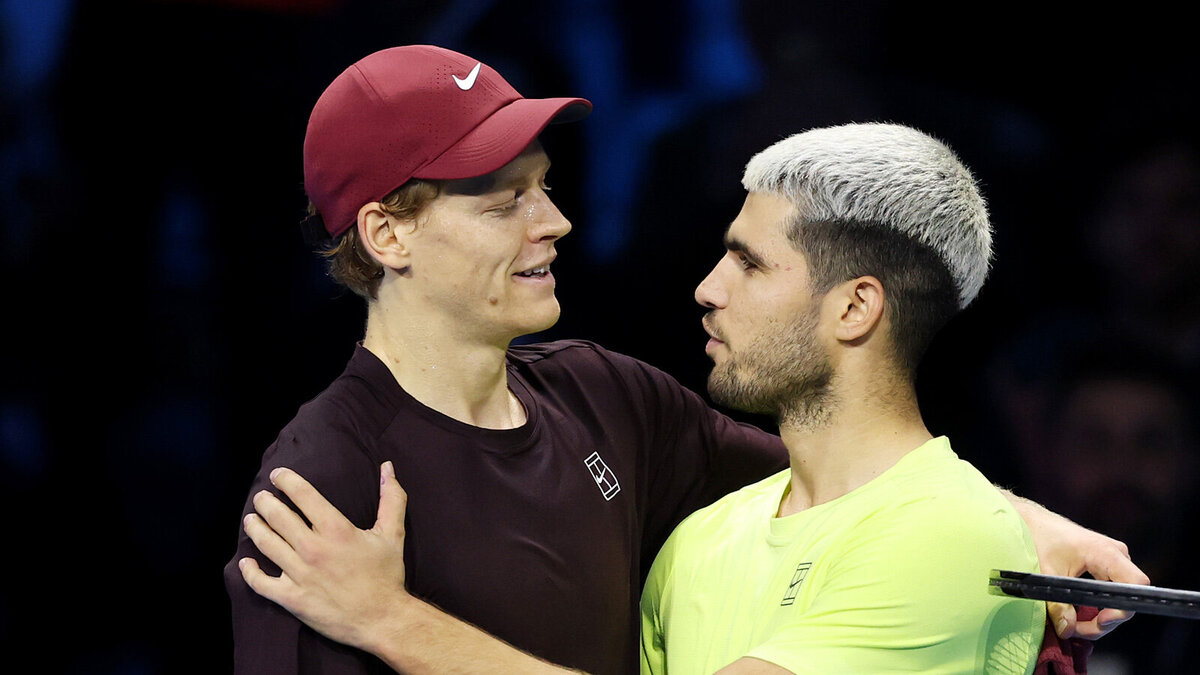 Seoul-Alcaraz-bezwingt-Sinner-in-Exhibition-knapp