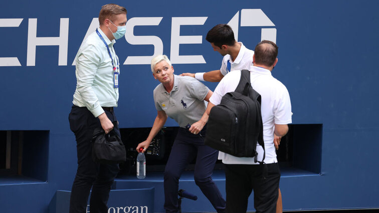 Novak Djokovic ist der Linienricherin zur Hilfe geeilt