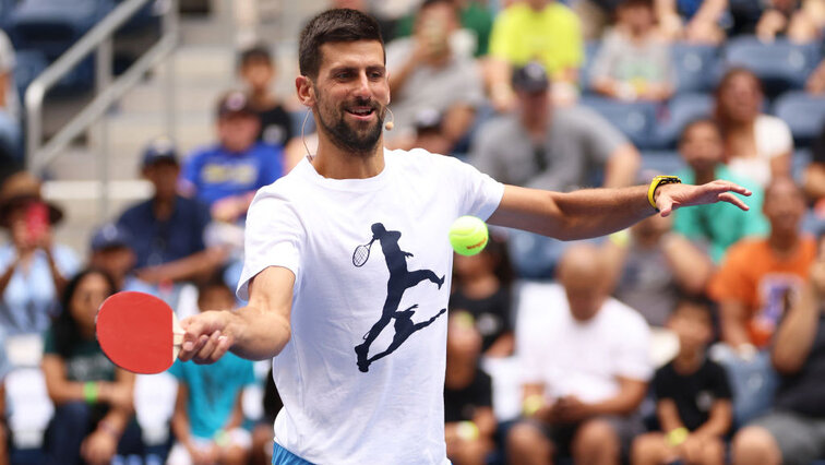 Vielleicht sollte man Novak Djokovic zwingen, mit einem Tischtennisspieler anzutreten
