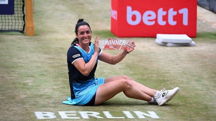 Ons Jabeur with the winner's trophy in Berlin 2022