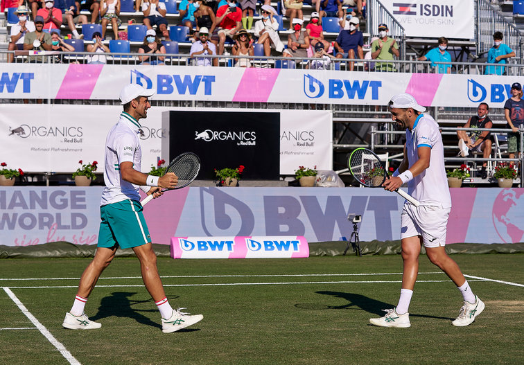 Halbfinale! Das feiern Novak Djokovic und Carlos Gomez Herrera mit Inbrunst