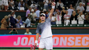 Joao Fonseca spielt erstmals gegen Jannik Sinner ein Tourmatch.