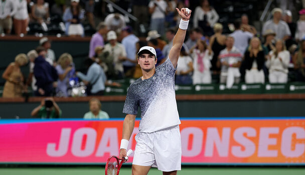 Joao Fonseca spielt erstmals gegen Jannik Sinner ein Tourmatch.