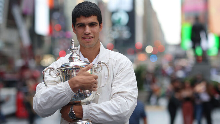 Carlos Alcaraz mit der wichtigsten Trophäe seiner noch jungen Karriere Carlos Alcaraz mit der wichtigsten Trophäe seiner noch jungen Karriere