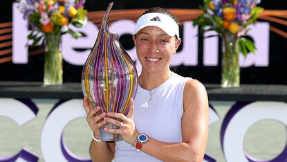 Jessica Pegula mit der Siegertrophäe in Charleston 2025