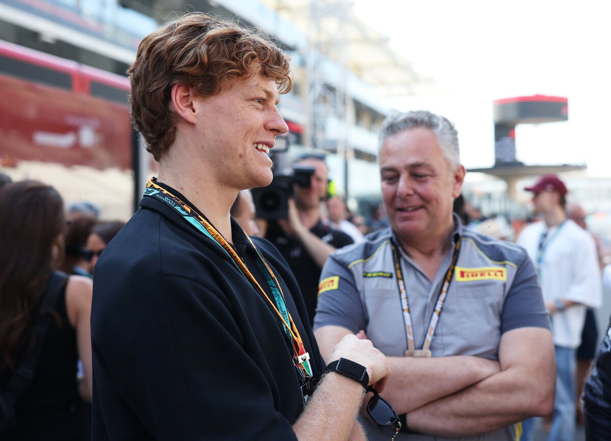 Jannik-Sinner-schaut-bei-Formel-1-Weltmeister-Lando-Norris-zu