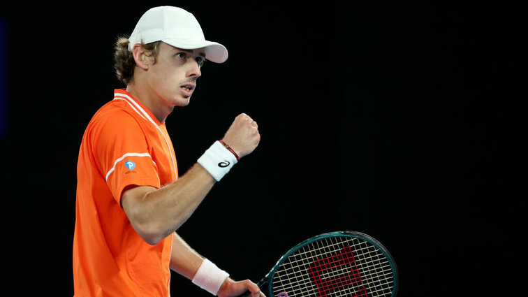 Nach 10 Niederlagen auf der Tour konnte Alex de Minaur seinen ersten Sieg gegen Stefanos Tsitsipas einfahren. Nach 10 Niederlagen auf der Tour konnte Alex de Minaur seinen ersten Sieg gegen Stefanos Tsitsipas einfahren.