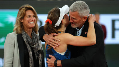 Amélie Mauresmo, Allzu Cornet und Gilles Moretton, Präsident des Französischen Tennisverbandes