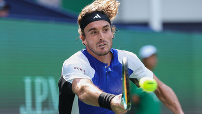 Stefanos Tsitsipas war mit Stuhlschiedsrichter Fergus Murphy nicht happy Stefanos Tsitsipas war mit Stuhlschiedsrichter Fergus Murphy nicht happy