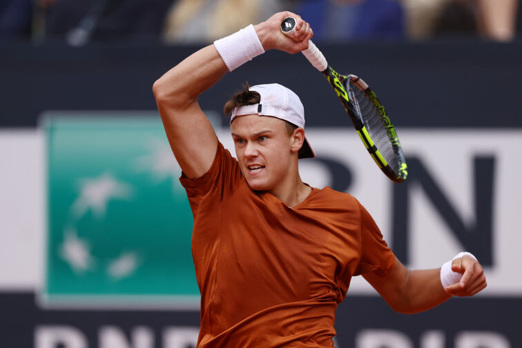 Holger Rune steht nach einem starken Dreisatzsieg gegen Novak Djokovic im Halbfinale des ATP-Masters-1000-Turniers in Rom