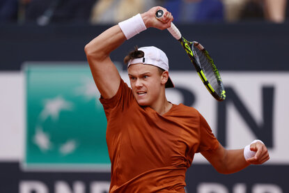 Holger Rune steht nach einem starken Dreisatzsieg gegen Novak Djokovic im Halbfinale des ATP-Masters-1000-Turniers in Rom