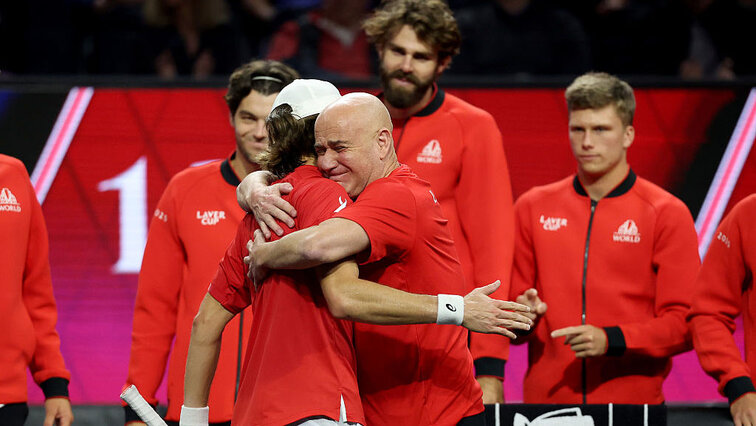 Andre Agassi hat alle seine Schäfchen lieb - hier ganz besonders Alex de Minaur Andre Agassi hat alle seine Schäfchen lieb - hier ganz besonders Alex de Minaur