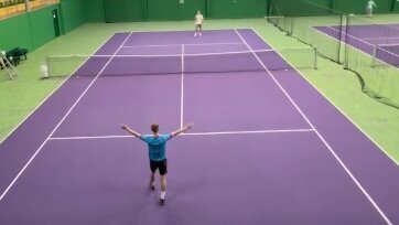 Beim emotionalen Jubel traf Deividas Bandzevicius mit dem Schläger versehentlich seinen Gegner und wurde nach dem Match-Erfolg disqualifiziert. Facebook Tennis Legend