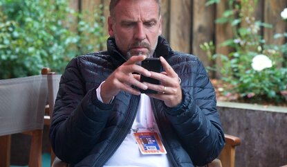 French Open 2015, Eurosport Kommentator Markus Zoecke checkt sein Mobiltelefon während der Regenpause,
Tennis - French Open 2015 - Grand Slam ITF / ATP / WTA - Roland Garros - Paris - - France - 31 May 2015.