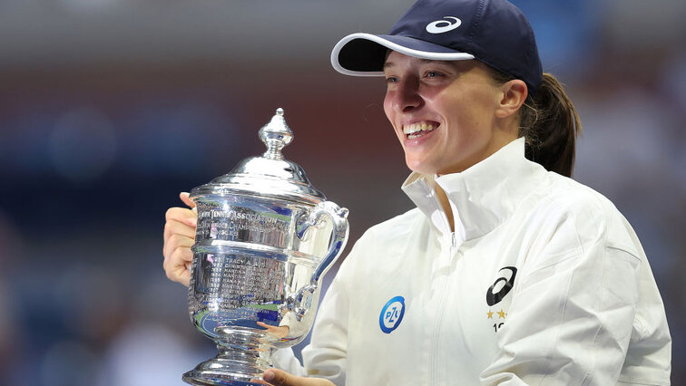 Iga Swiatek mit der Siegertrophäe bei den US Open