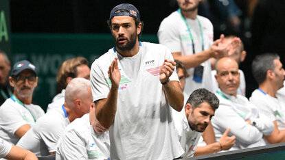Als Edelfan unterstützt Matteo das italienische Team beim Davis-Cup-Finalturnier in Malaga. Als Edelfan unterstützt Matteo das italienische Team beim Davis-Cup-Finalturnier in Malaga.
