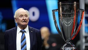 Der Namensgeber Rod Laver und "seine" Trophäe