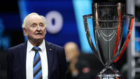 Der Namensgeber Rod Laver und "seine" Trophäe