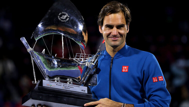 Roger Federer mit seinem 100. Siegerpokal 2019 in Dubai Roger Federer mit seinem 100. Siegerpokal 2019 in Dubai
