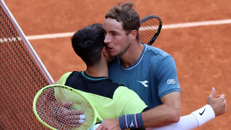 Carlos Alcaraz und Jan-Lennard Struff nach ihrem fantastischen Match am Dienstag in Madrid Carlos Alcaraz und Jan-Lennard Struff nach ihrem fantastischen Match am Dienstag in Madrid