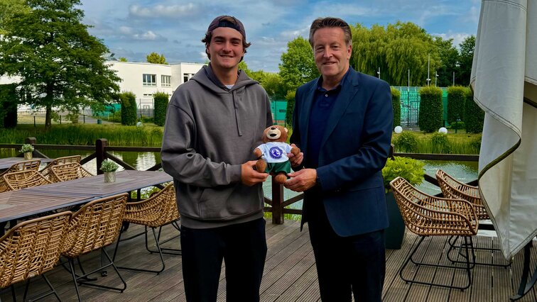 Joao Fonseca mit Turnierchef Ralf Weber in HalleWestfalen Joao Fonseca mit Turnierchef Ralf Weber in HalleWestfalen