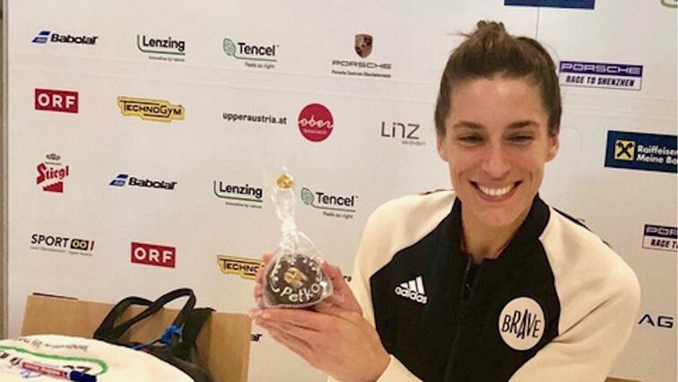 Andrea Petkovic beim WTA-Turnier in Linz mit einem kleinen Ischler Törtchen. Andrea Petkovic beim WTA-Turnier in Linz mit einem kleinen Ischler Törtchen.