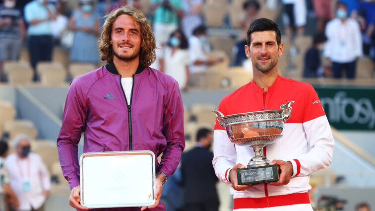 Das Siegerbild 2021 bei den Männern: Stefanos Tsitsipas und Novak Djokovic