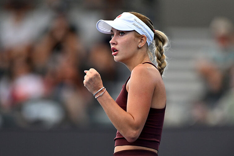 Anastasia Potapova kämpft sich zum Auftakt der Australian Open sehenswert zurück und trifft nun auf Emma Raducanu