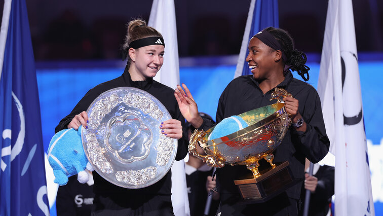 Karolina Muchova und Coco Gauff bei der Siegerehrung der China Open