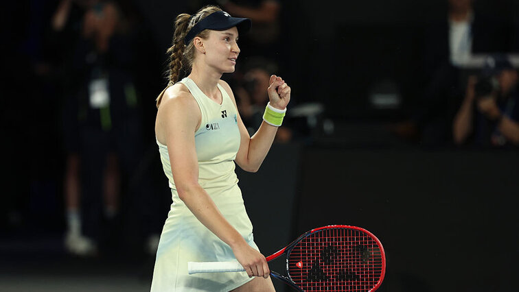 In ihrem Auftakt-Match beim WTA-1000-Turnier in Dubai feierte die topgesetzte Elena Rabakina einen souveränen Zweisatz-Erfolg gegen Kimberly Birrell. Getty Images